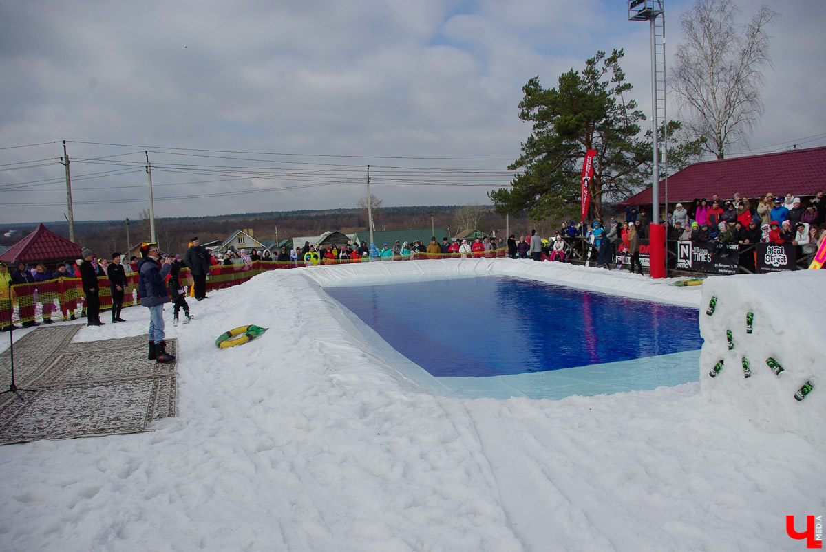Более 150 участников съехали с горы в бассейн с водой в рамках 14-го традиционного аква-шоу на “Красной горке” в Ковровском районе