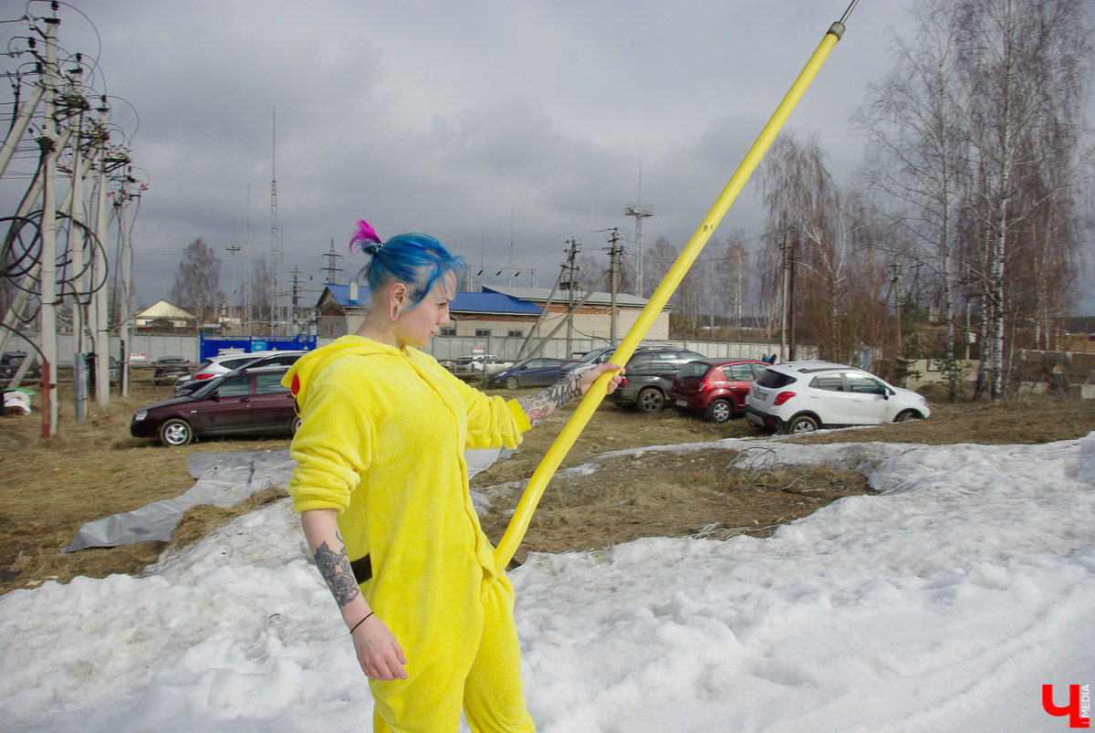 Более 150 участников съехали с горы в бассейн с водой в рамках 14-го традиционного аква-шоу на “Красной горке” в Ковровском районе
