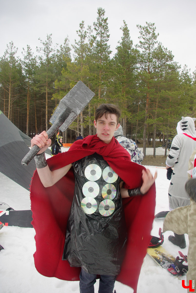 Более 150 участников съехали с горы в бассейн с водой в рамках 14-го традиционного аква-шоу на “Красной горке” в Ковровском районе