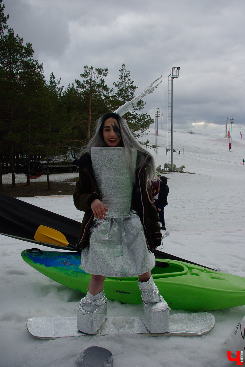 Более 150 участников съехали с горы в бассейн с водой в рамках 14-го традиционного аква-шоу на “Красной горке” в Ковровском районе