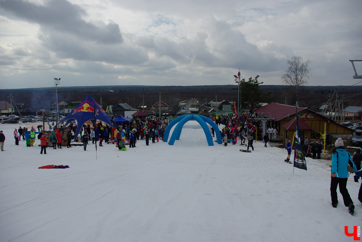 Более 150 участников съехали с горы в бассейн с водой в рамках 14-го традиционного аква-шоу на “Красной горке” в Ковровском районе