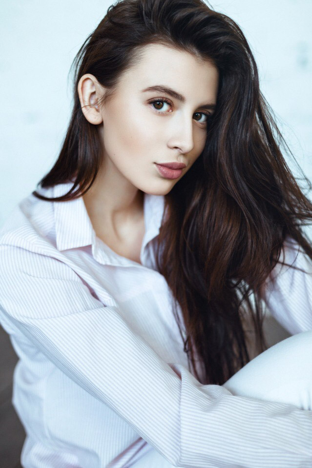 Полина Соколова - 21-летняя девушка, которая переехала из Владимира в Москву и построила карьеру профессиональной модели. Она дала честное интервью о реалиях работе в сфере fashion