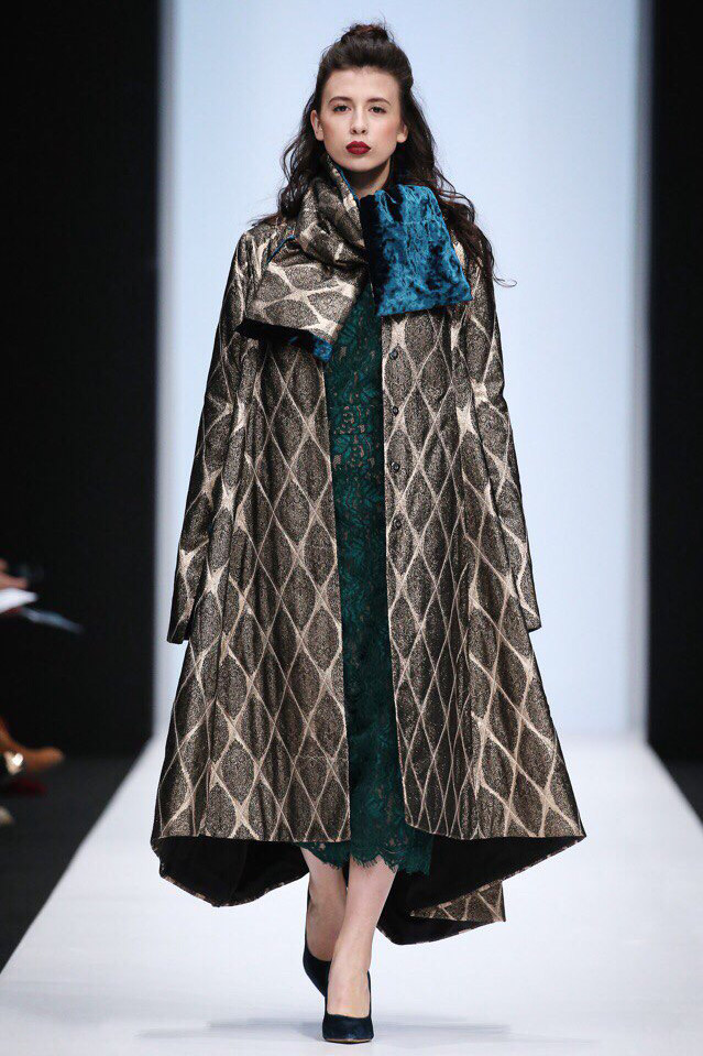 Полина Соколова - 21-летняя девушка, которая переехала из Владимира в Москву и построила карьеру профессиональной модели. Она дала честное интервью о реалиях работе в сфере fashion