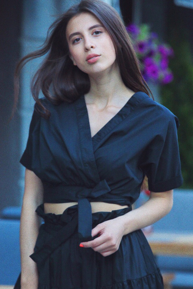 Полина Соколова - 21-летняя девушка, которая переехала из Владимира в Москву и построила карьеру профессиональной модели. Она дала честное интервью о реалиях работе в сфере fashion