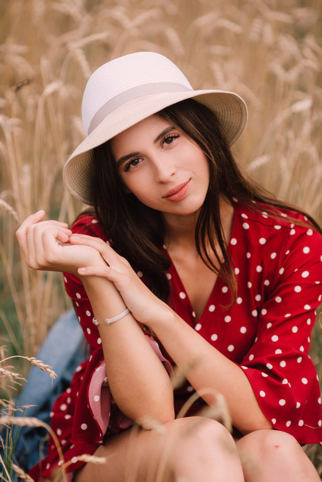 Полина Соколова - 21-летняя девушка, которая переехала из Владимира в Москву и построила карьеру профессиональной модели. Она дала честное интервью о реалиях работе в сфере fashion