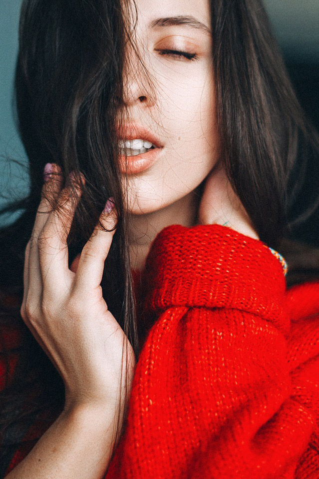 Полина Соколова - 21-летняя девушка, которая переехала из Владимира в Москву и построила карьеру профессиональной модели. Она дала честное интервью о реалиях работе в сфере fashion