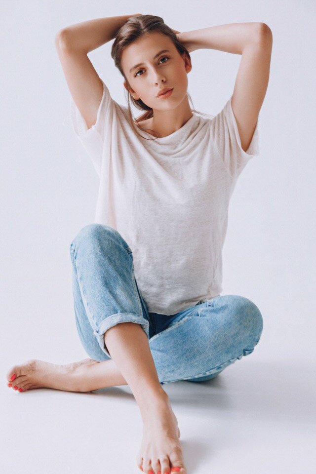 Полина Соколова - 21-летняя девушка, которая переехала из Владимира в Москву и построила карьеру профессиональной модели. Она дала честное интервью о реалиях работе в сфере fashion