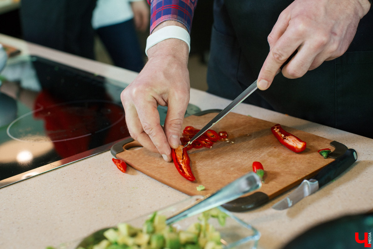 Участники гастро-шоу “Ключ-Медиа” узнали секрет извлечения энергии из диетических продуктов и сконструировали белковую бомбу