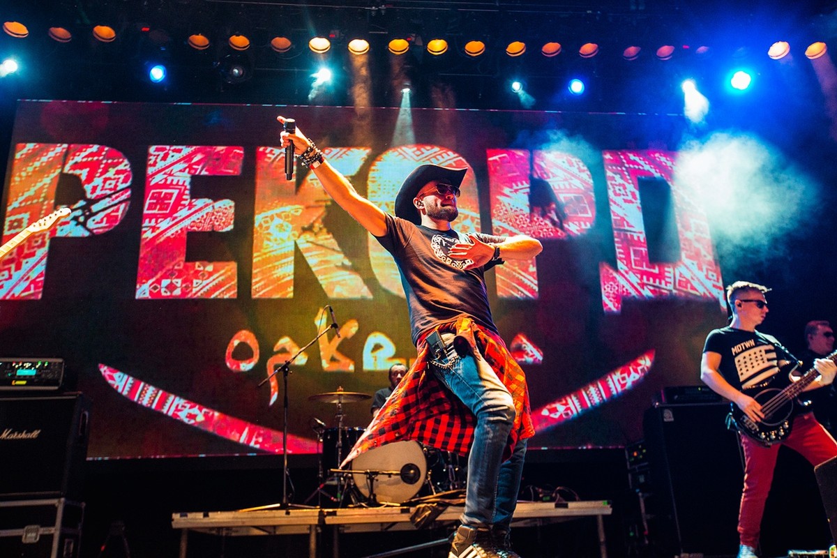 В этом году группе “Рекорд Оркестр” исполняется 10 лет со дня основания. Мы встретились с гитаристом команды Алексеем Барышевым и вокалистом Тимофеем Копыловым, дабы они лично обозначили основные вехи своего музыкального путешествия