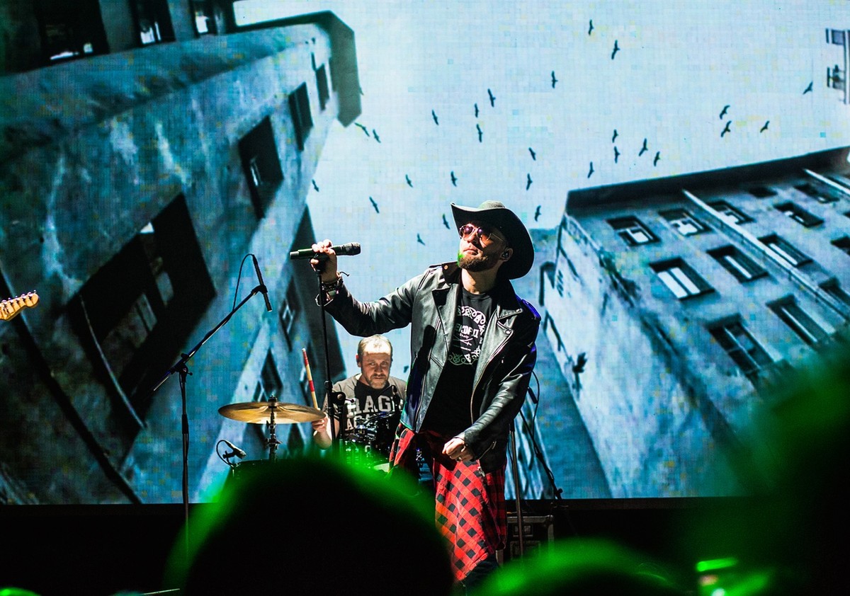 В этом году группе “Рекорд Оркестр” исполняется 10 лет со дня основания. Мы встретились с гитаристом команды Алексеем Барышевым и вокалистом Тимофеем Копыловым, дабы они лично обозначили основные вехи своего музыкального путешествия