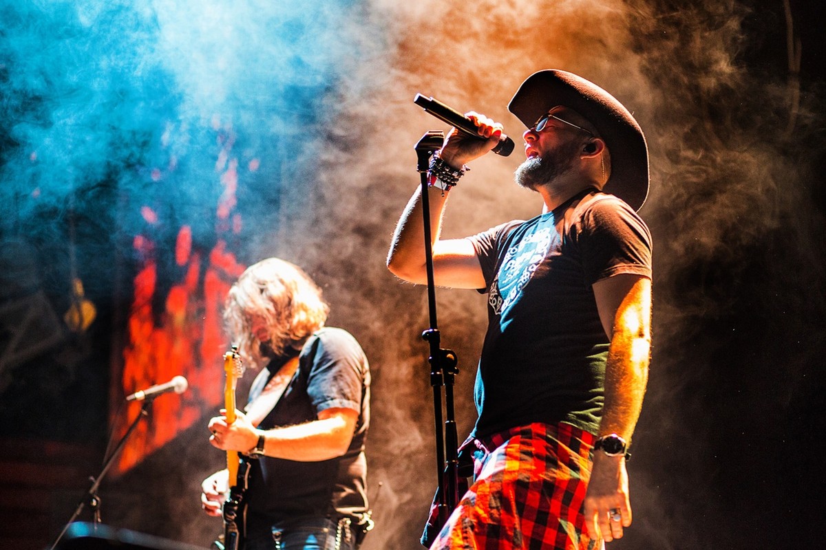 В этом году группе “Рекорд Оркестр” исполняется 10 лет со дня основания. Мы встретились с гитаристом команды Алексеем Барышевым и вокалистом Тимофеем Копыловым, дабы они лично обозначили основные вехи своего музыкального путешествия