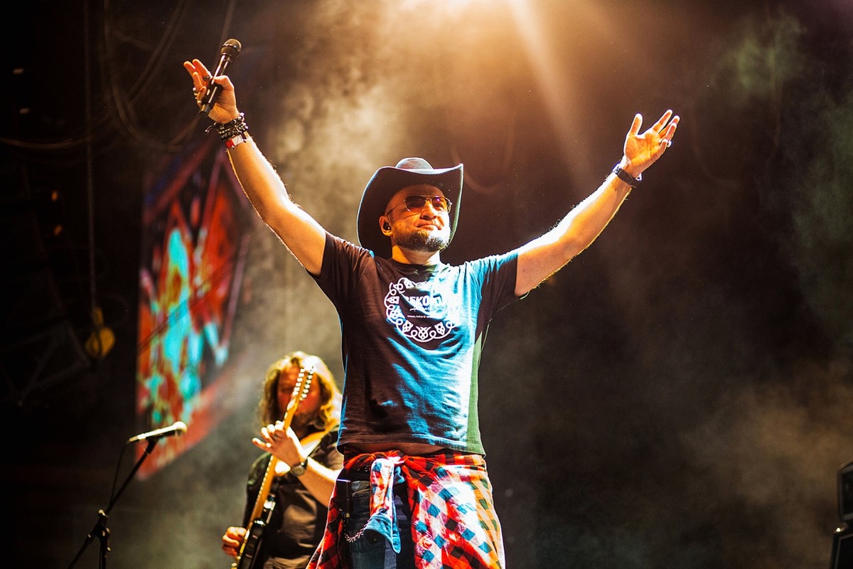 В этом году группе “Рекорд Оркестр” исполняется 10 лет со дня основания. Мы встретились с гитаристом команды Алексеем Барышевым и вокалистом Тимофеем Копыловым, дабы они лично обозначили основные вехи своего музыкального путешествия