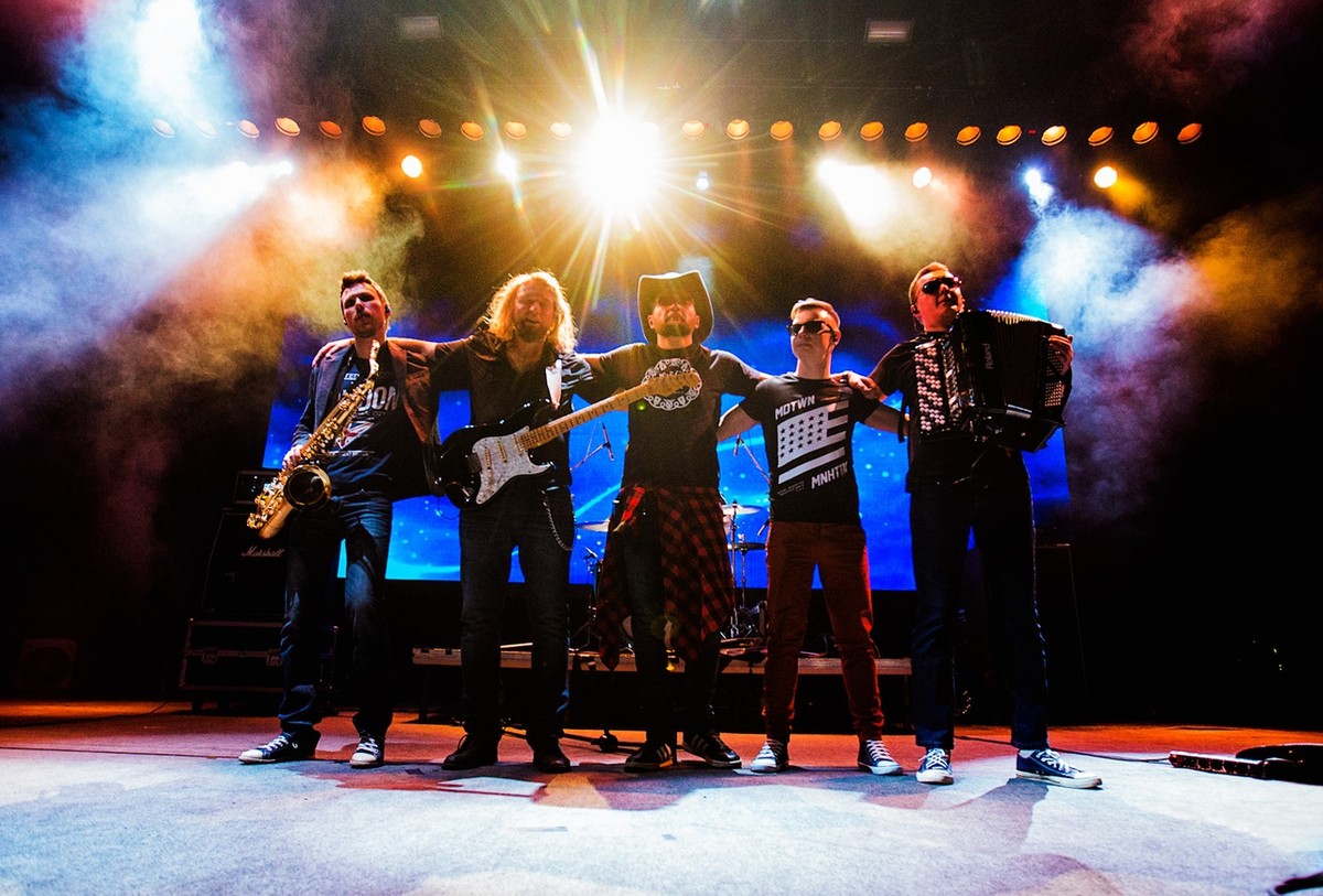 В этом году группе “Рекорд Оркестр” исполняется 10 лет со дня основания. Мы встретились с гитаристом команды Алексеем Барышевым и вокалистом Тимофеем Копыловым, дабы они лично обозначили основные вехи своего музыкального путешествия