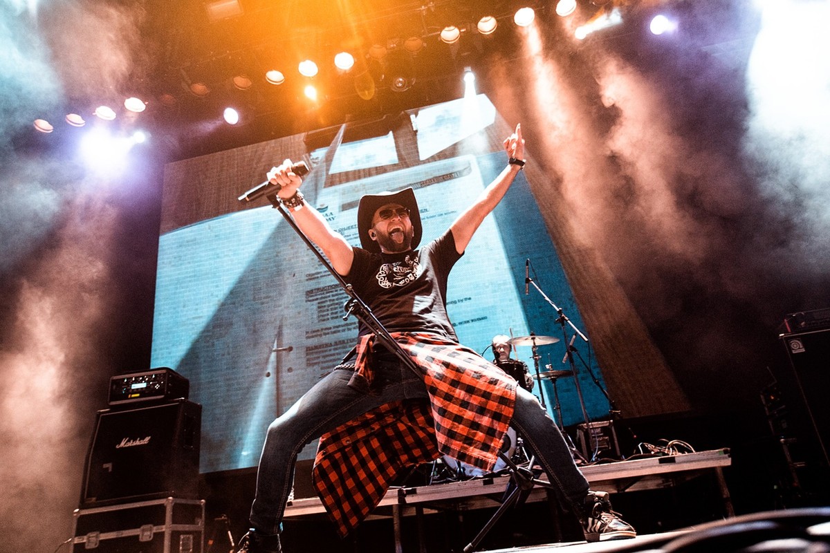 В этом году группе “Рекорд Оркестр” исполняется 10 лет со дня основания. Мы встретились с гитаристом команды Алексеем Барышевым и вокалистом Тимофеем Копыловым, дабы они лично обозначили основные вехи своего музыкального путешествия