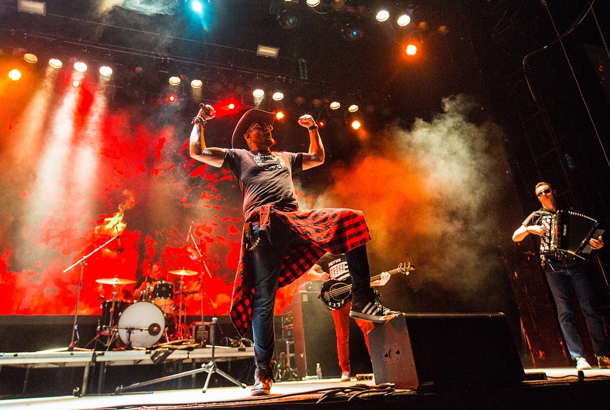 В этом году группе “Рекорд Оркестр” исполняется 10 лет со дня основания. Мы встретились с гитаристом команды Алексеем Барышевым и вокалистом Тимофеем Копыловым, дабы они лично обозначили основные вехи своего музыкального путешествия