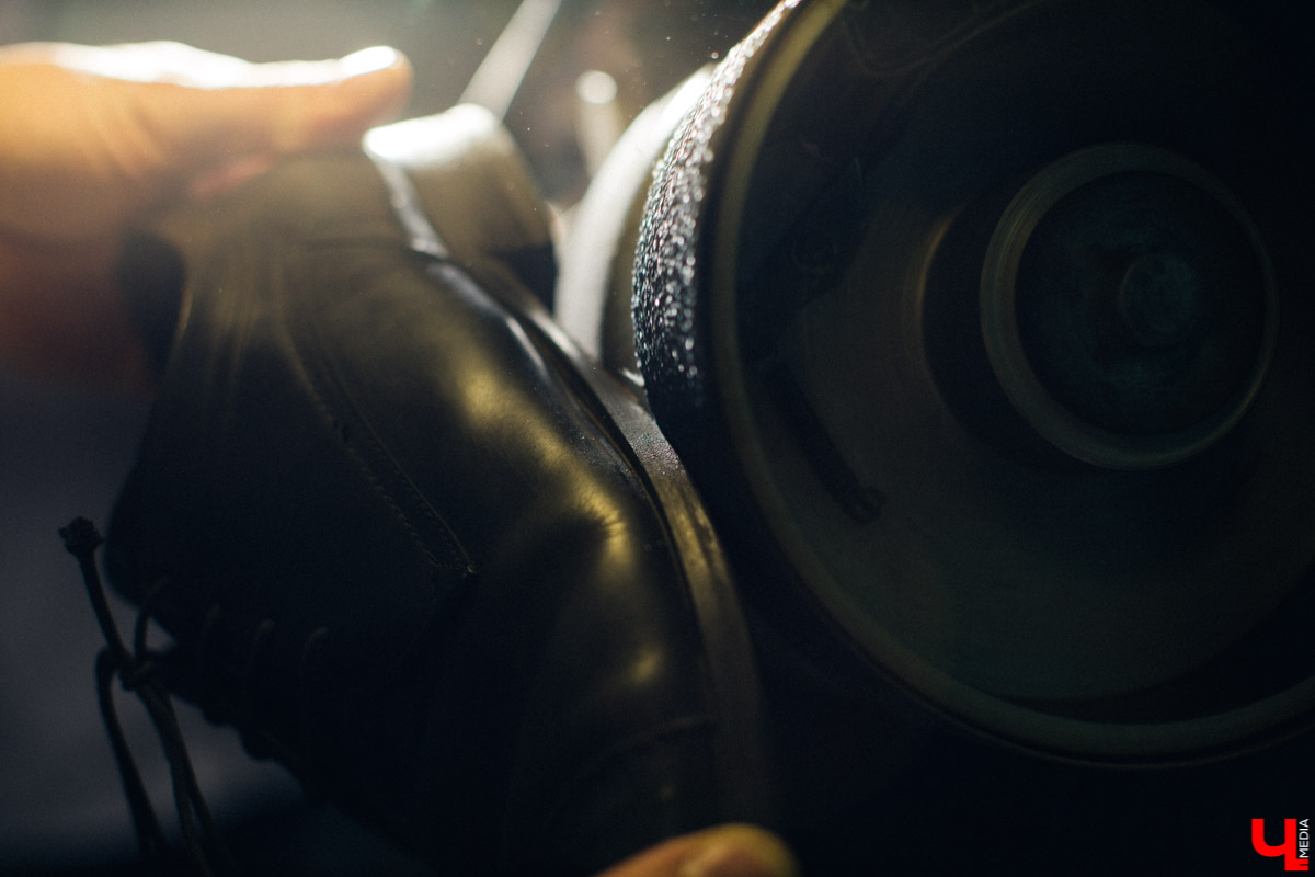 Андрей Петухов - мастер по пошиву и ремонту обуви, который в свои 31 год уже успел поработать на Рублевке. Будучи технологом, он изготавливал обувь для звезд, а теперь планирует открыть ремесленное училище во Владимире