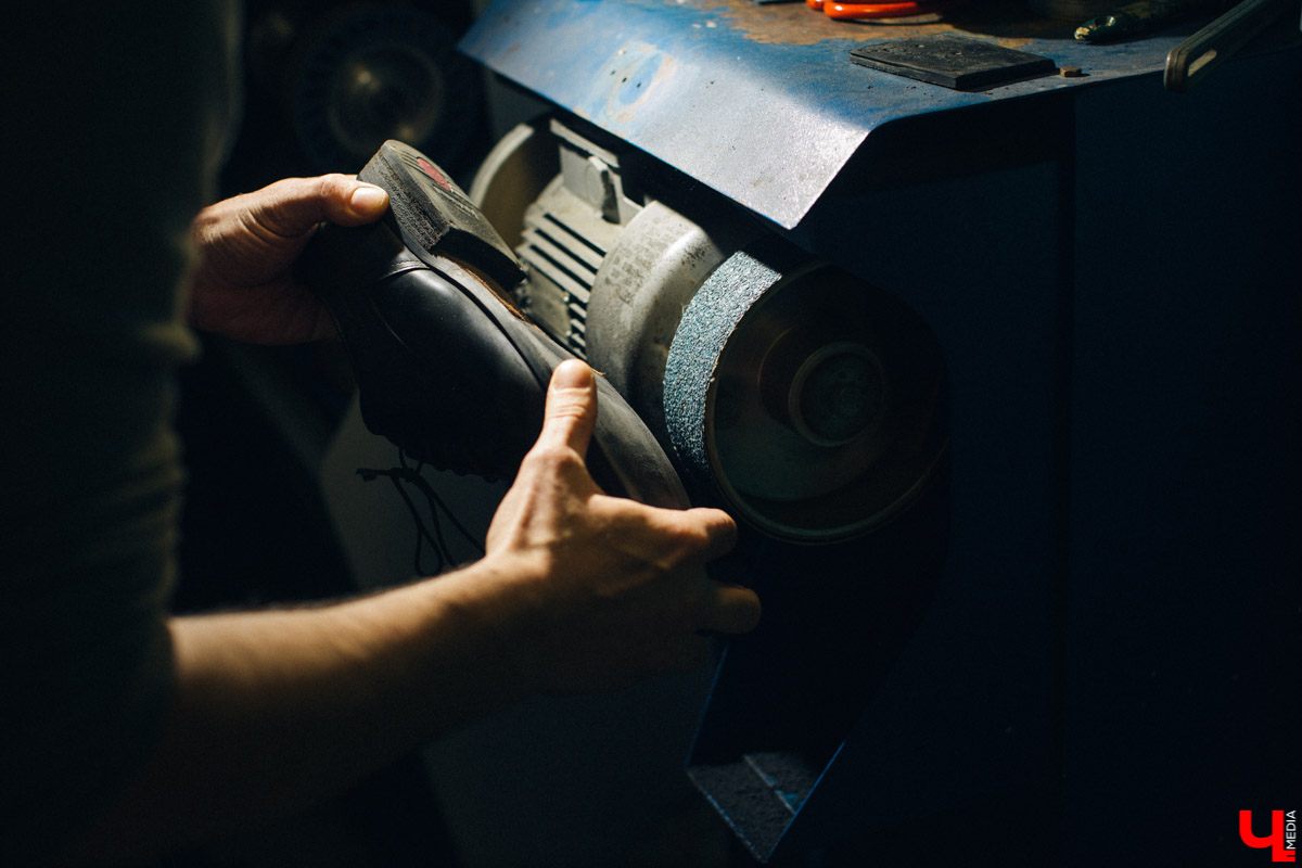 Андрей Петухов - мастер по пошиву и ремонту обуви, который в свои 31 год уже успел поработать на Рублевке. Будучи технологом, он изготавливал обувь для звезд, а теперь планирует открыть ремесленное училище во Владимире