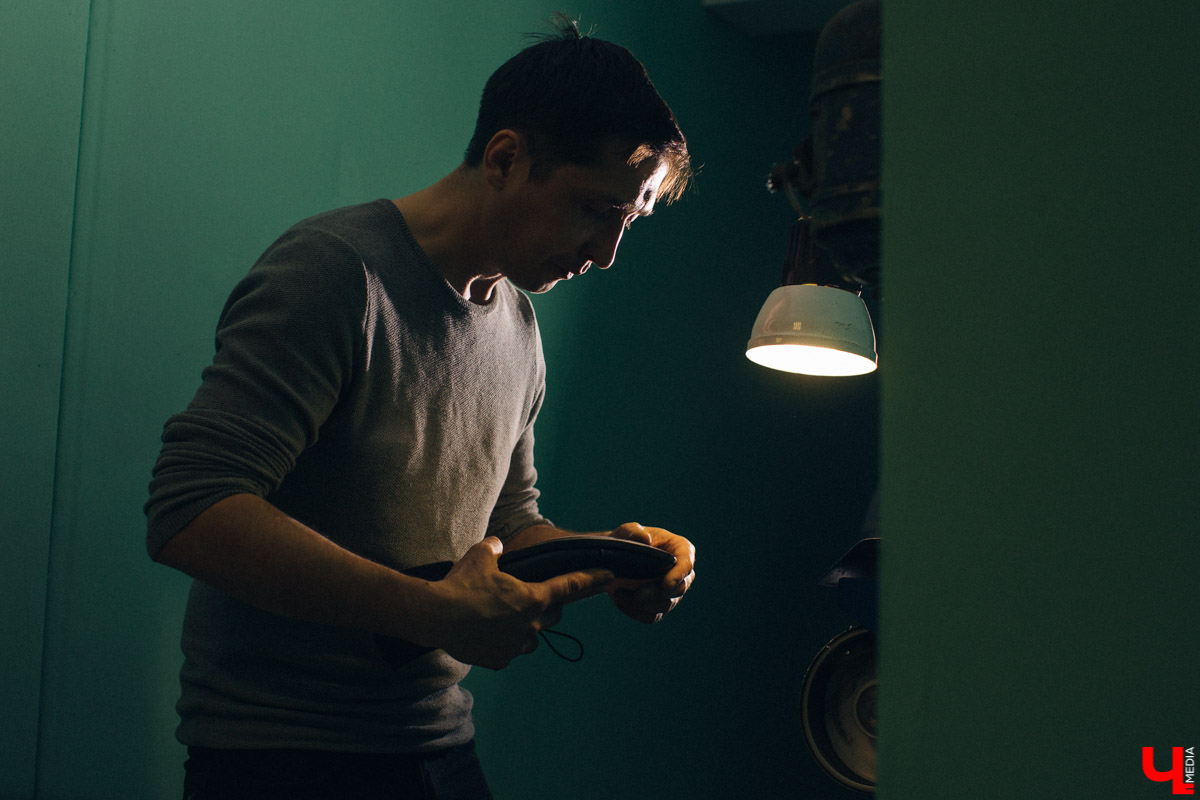 Андрей Петухов - мастер по пошиву и ремонту обуви, который в свои 31 год уже успел поработать на Рублевке. Будучи технологом, он изготавливал обувь для звезд, а теперь планирует открыть ремесленное училище во Владимире