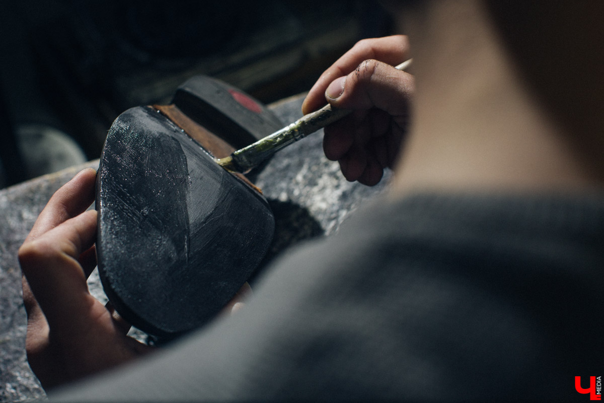 Андрей Петухов - мастер по пошиву и ремонту обуви, который в свои 31 год уже успел поработать на Рублевке. Будучи технологом, он изготавливал обувь для звезд, а теперь планирует открыть ремесленное училище во Владимире