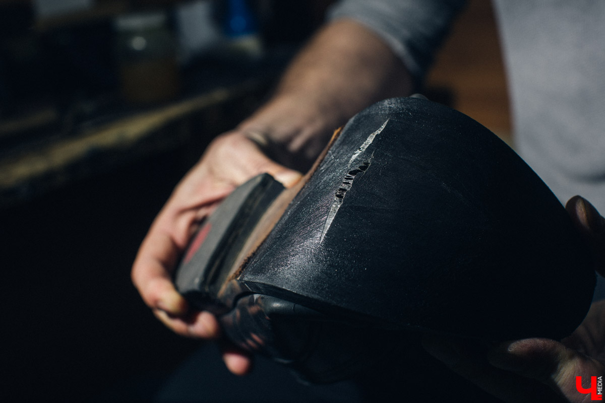 Андрей Петухов - мастер по пошиву и ремонту обуви, который в свои 31 год уже успел поработать на Рублевке. Будучи технологом, он изготавливал обувь для звезд, а теперь планирует открыть ремесленное училище во Владимире