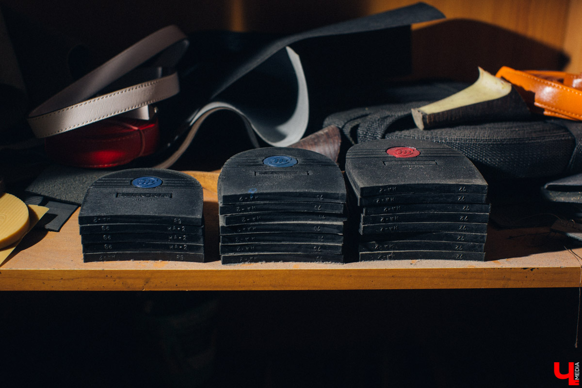 Андрей Петухов - мастер по пошиву и ремонту обуви, который в свои 31 год уже успел поработать на Рублевке. Будучи технологом, он изготавливал обувь для звезд, а теперь планирует открыть ремесленное училище во Владимире