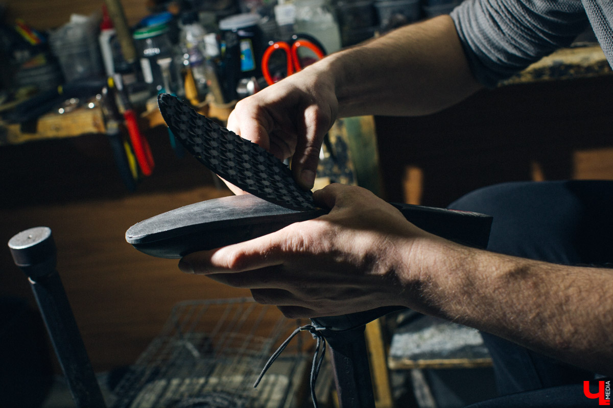 Андрей Петухов - мастер по пошиву и ремонту обуви, который в свои 31 год уже успел поработать на Рублевке. Будучи технологом, он изготавливал обувь для звезд, а теперь планирует открыть ремесленное училище во Владимире