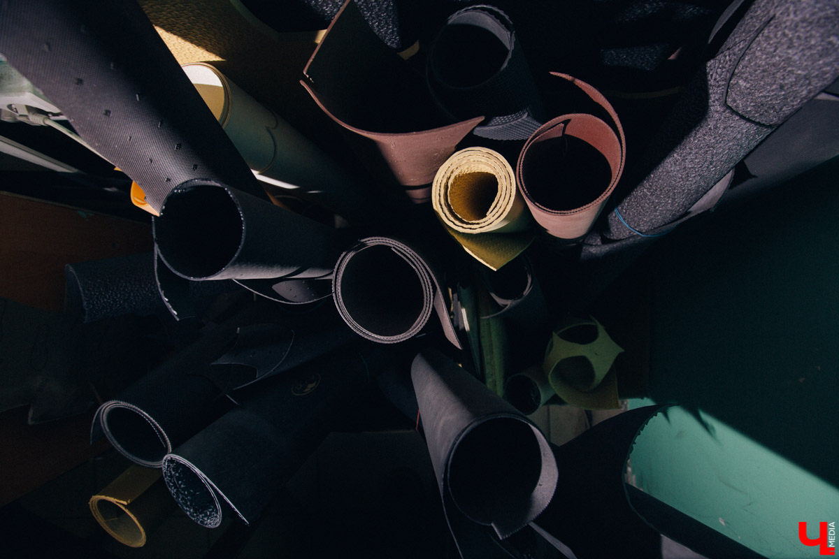 Андрей Петухов - мастер по пошиву и ремонту обуви, который в свои 31 год уже успел поработать на Рублевке. Будучи технологом, он изготавливал обувь для звезд, а теперь планирует открыть ремесленное училище во Владимире