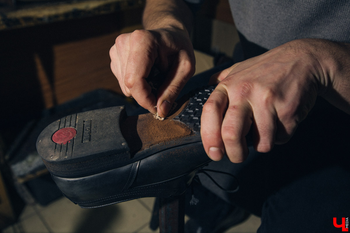 Андрей Петухов - мастер по пошиву и ремонту обуви, который в свои 31 год уже успел поработать на Рублевке. Будучи технологом, он изготавливал обувь для звезд, а теперь планирует открыть ремесленное училище во Владимире