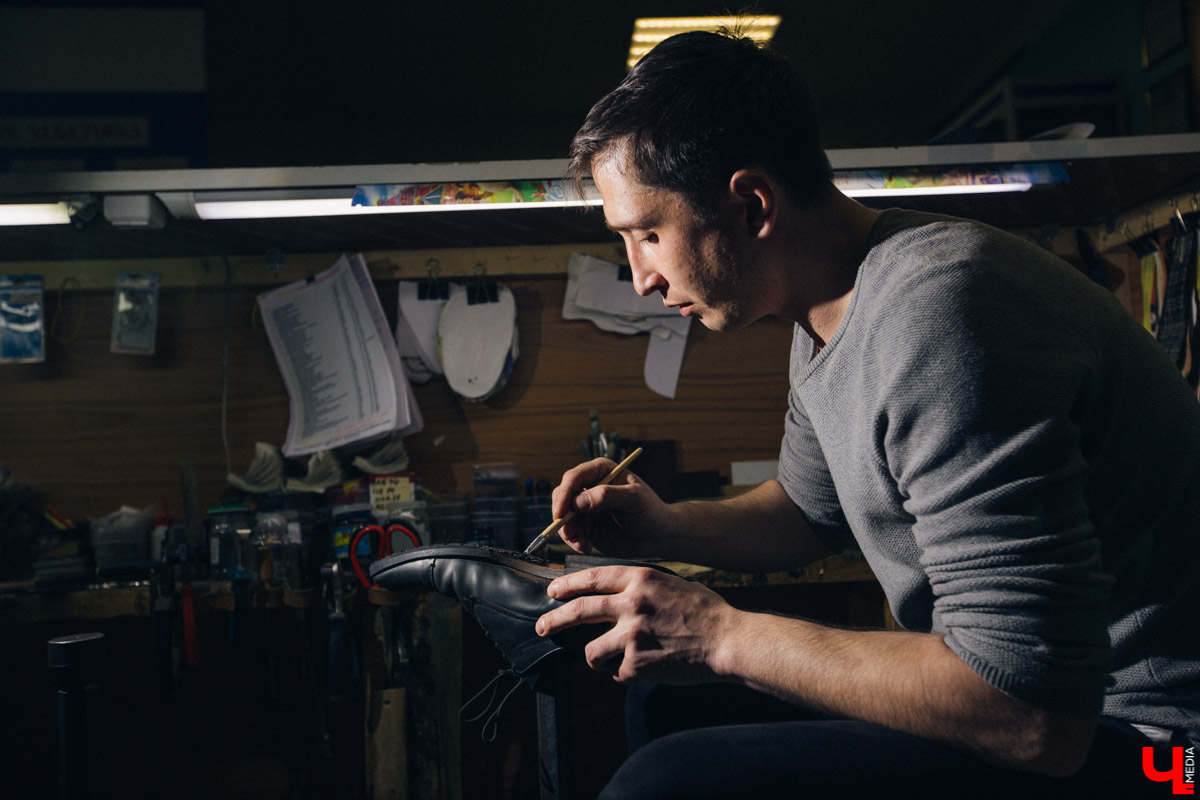 Андрей Петухов - мастер по пошиву и ремонту обуви, который в свои 31 год уже успел поработать на Рублевке. Будучи технологом, он изготавливал обувь для звезд, а теперь планирует открыть ремесленное училище во Владимире