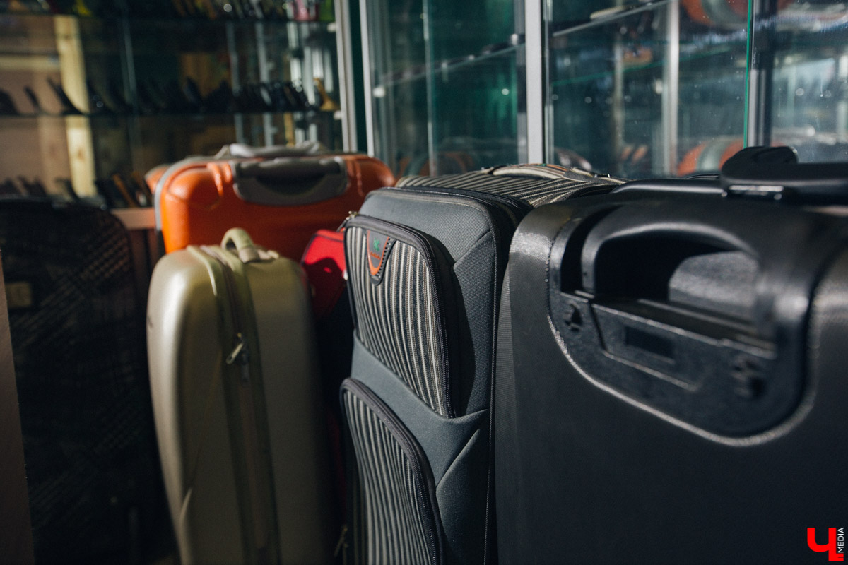 Андрей Петухов - мастер по пошиву и ремонту обуви, который в свои 31 год уже успел поработать на Рублевке. Будучи технологом, он изготавливал обувь для звезд, а теперь планирует открыть ремесленное училище во Владимире