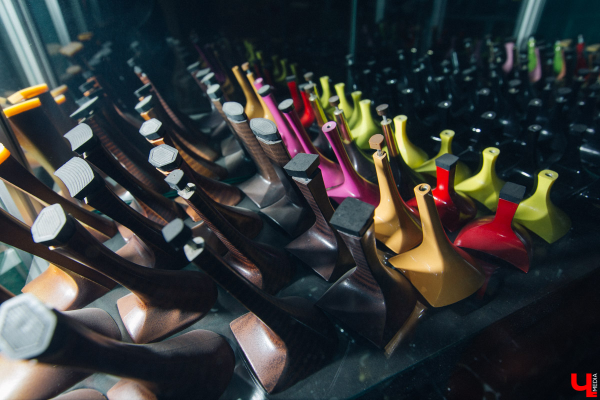 Андрей Петухов - мастер по пошиву и ремонту обуви, который в свои 31 год уже успел поработать на Рублевке. Будучи технологом, он изготавливал обувь для звезд, а теперь планирует открыть ремесленное училище во Владимире