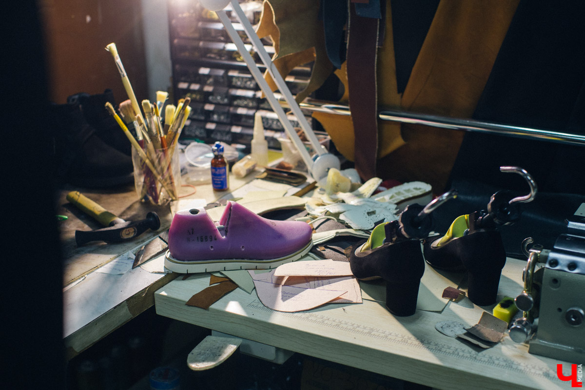 Андрей Петухов - мастер по пошиву и ремонту обуви, который в свои 31 год уже успел поработать на Рублевке. Будучи технологом, он изготавливал обувь для звезд, а теперь планирует открыть ремесленное училище во Владимире