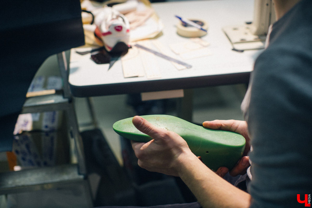 Андрей Петухов - мастер по пошиву и ремонту обуви, который в свои 31 год уже успел поработать на Рублевке. Будучи технологом, он изготавливал обувь для звезд, а теперь планирует открыть ремесленное училище во Владимире