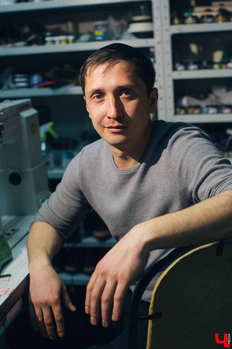 Андрей Петухов - мастер по пошиву и ремонту обуви, который в свои 31 год уже успел поработать на Рублевке. Будучи технологом, он изготавливал обувь для звезд, а теперь планирует открыть ремесленное училище во Владимире