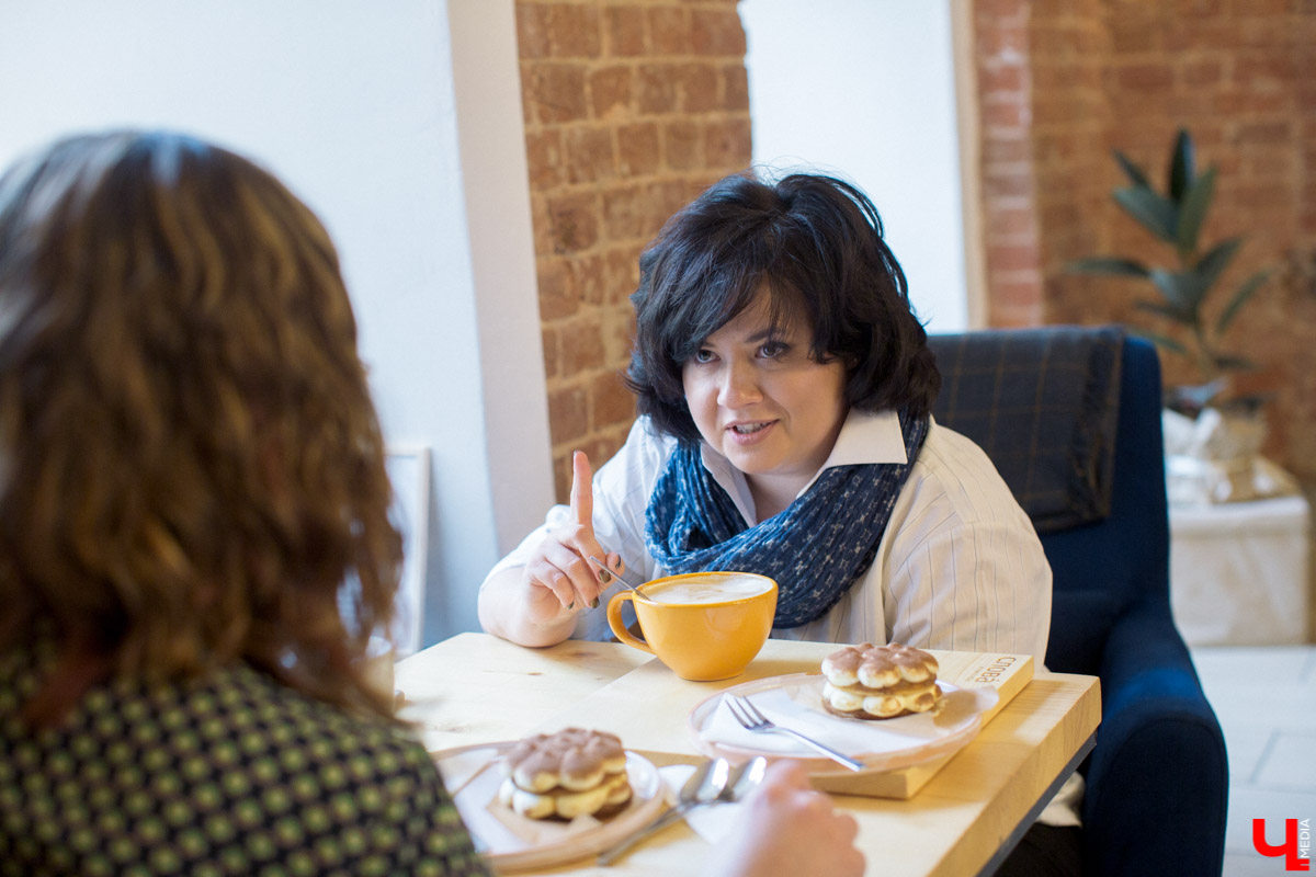 Знакомимся с коллегой Ириной Сергеевой в ее новом для нас амплуа. Программный директор владимирской радиостанции ведет забавный блог с короткими видео - карапульками