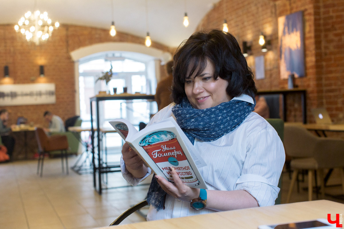 Знакомимся с коллегой Ириной Сергеевой в ее новом для нас амплуа. Программный директор владимирской радиостанции ведет забавный блог с короткими видео - карапульками