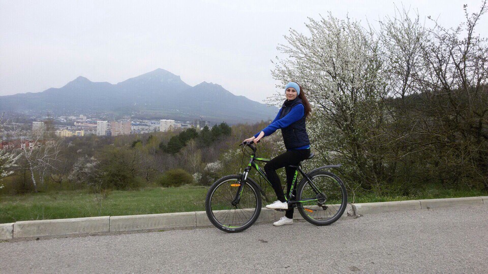 Жаркий конкурс “Ключ на спорт” продолжается. Знакомьтесь с Юлией Кулешовой - третьей претенденткой на статус самой рельефной “Девушки апреля”