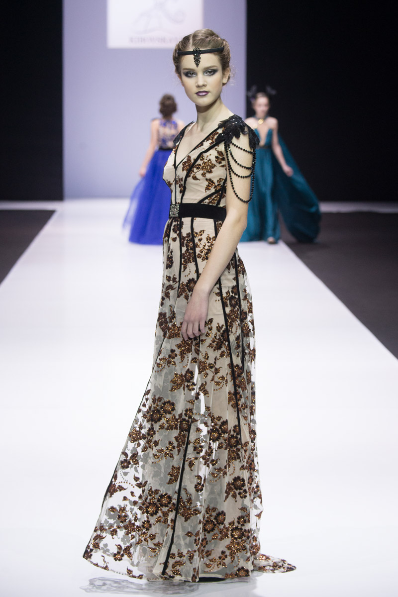 Сразу 16 владимирских и ковровских моделей участвовали в показе на 25 Юбилейной Moscow Fashion Week. Все подробности нам рассказала Жанна Згребнова, директор модельного агентства “Жанна”