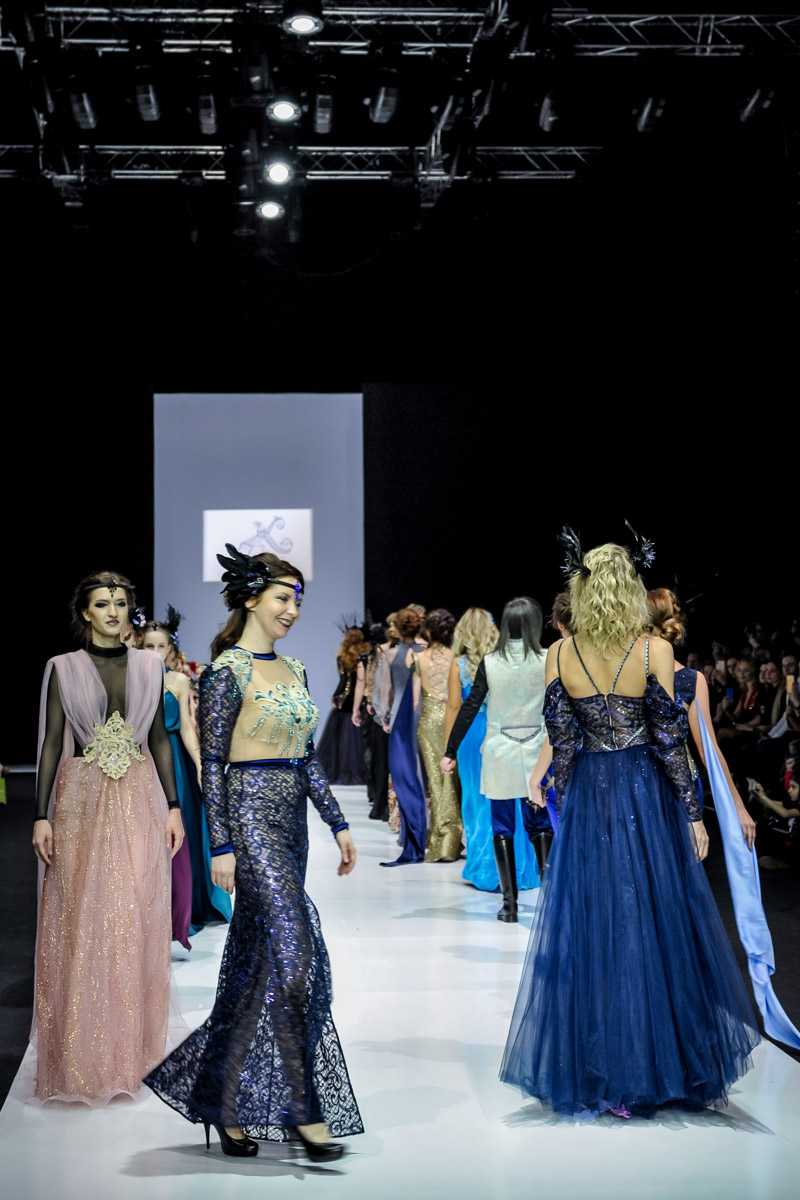 Сразу 16 владимирских и ковровских моделей участвовали в показе на 25 Юбилейной Moscow Fashion Week. Все подробности нам рассказала Жанна Згребнова, директор модельного агентства “Жанна”