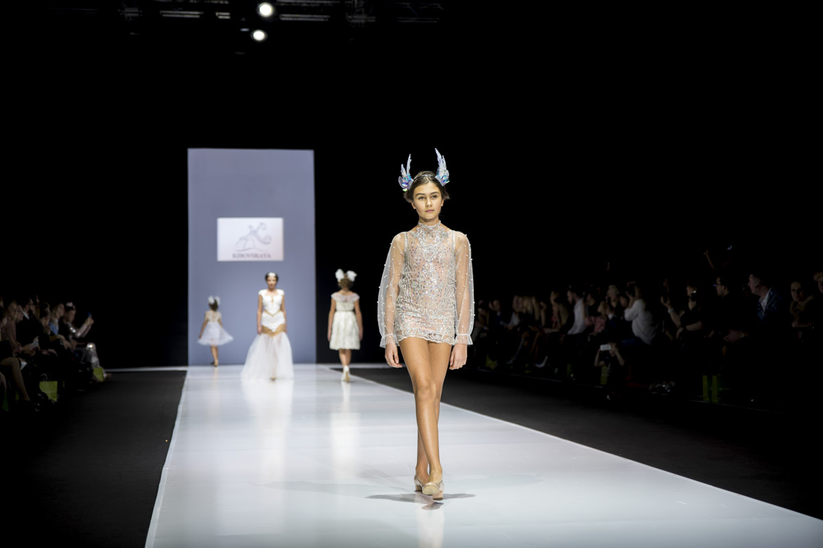 Сразу 16 владимирских и ковровских моделей участвовали в показе на 25 Юбилейной Moscow Fashion Week. Все подробности нам рассказала Жанна Згребнова, директор модельного агентства “Жанна”