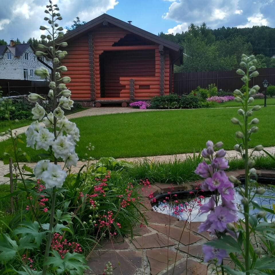 Ландшафтный дизайнер, член Союза художников России Александра Сорокина поделилась лайфхаками: как создать у себя на даче райский уголок. А заодно рассказала о трендах и антитрендах 2019 года