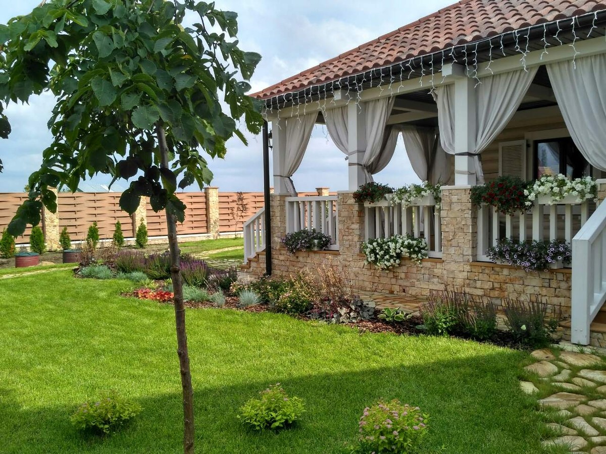 Ландшафтный дизайнер, член Союза художников России Александра Сорокина поделилась лайфхаками: как создать у себя на даче райский уголок. А заодно рассказала о трендах и антитрендах 2019 года