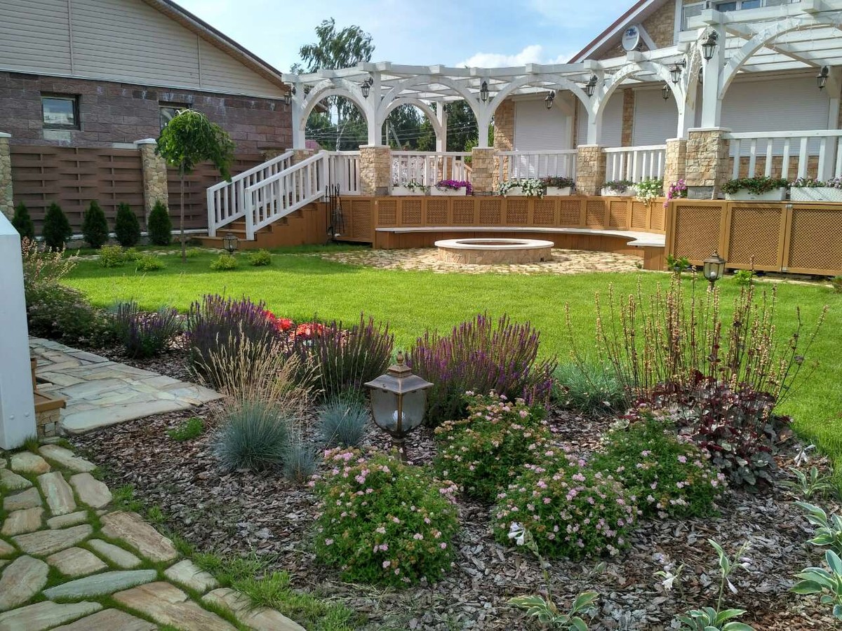 Ландшафтный дизайнер, член Союза художников России Александра Сорокина поделилась лайфхаками: как создать у себя на даче райский уголок. А заодно рассказала о трендах и антитрендах 2019 года