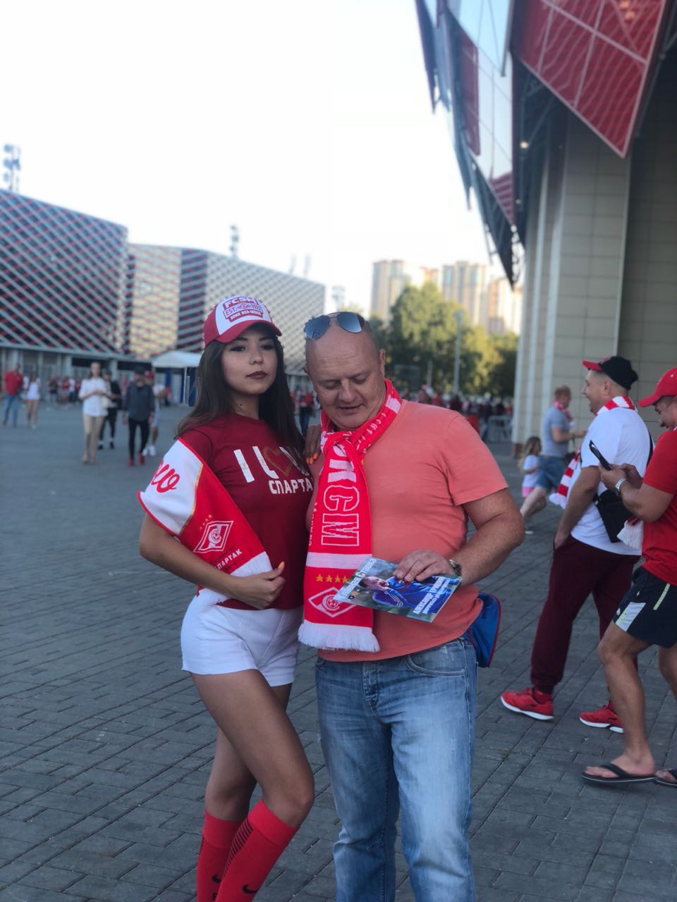 24-летняя Анна Каширина из Владимира подала заявку на участие в конкурсе “Мисс Спартак”. Как хрупкая девушка стала футбольным фанатом и каково ей в мире мужчин - об этом в нашем интервью