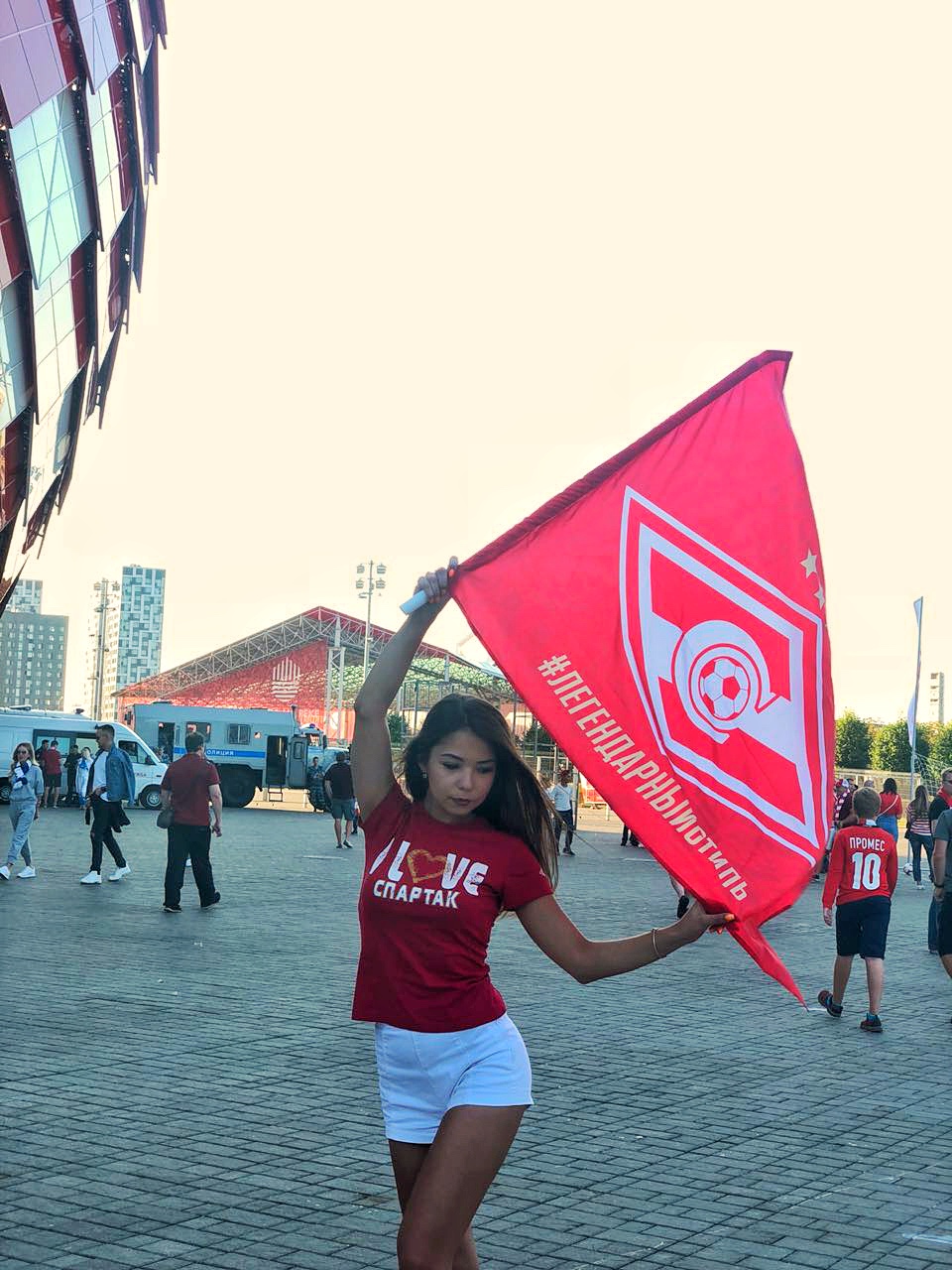 24-летняя Анна Каширина из Владимира подала заявку на участие в конкурсе “Мисс Спартак”. Как хрупкая девушка стала футбольным фанатом и каково ей в мире мужчин - об этом в нашем интервью