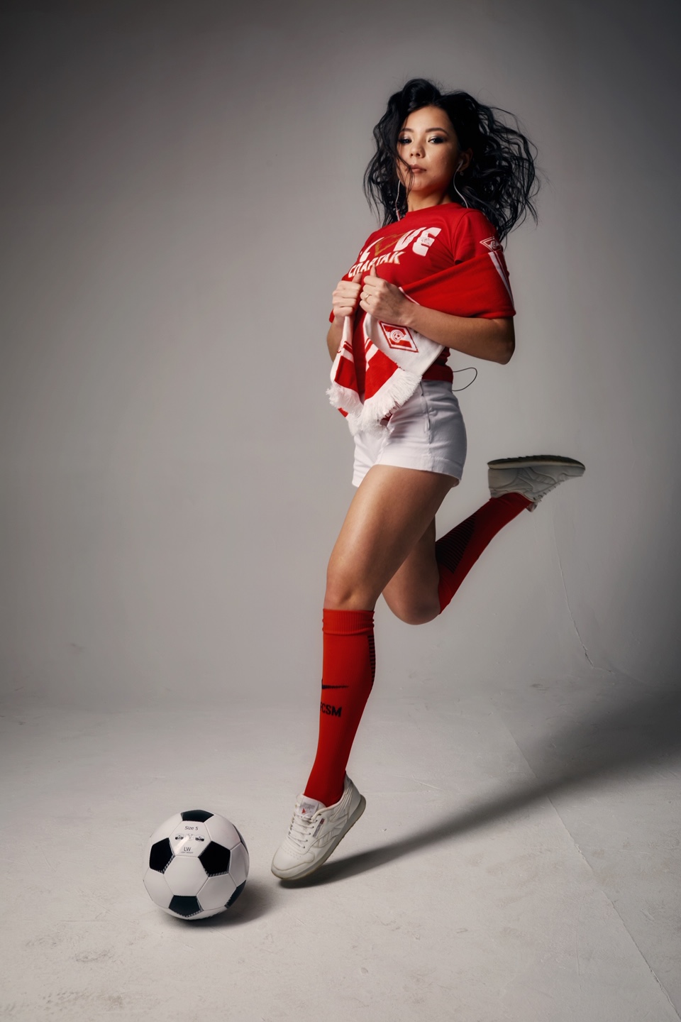 24-летняя Анна Каширина из Владимира подала заявку на участие в конкурсе “Мисс Спартак”. Как хрупкая девушка стала футбольным фанатом и каково ей в мире мужчин - об этом в нашем интервью