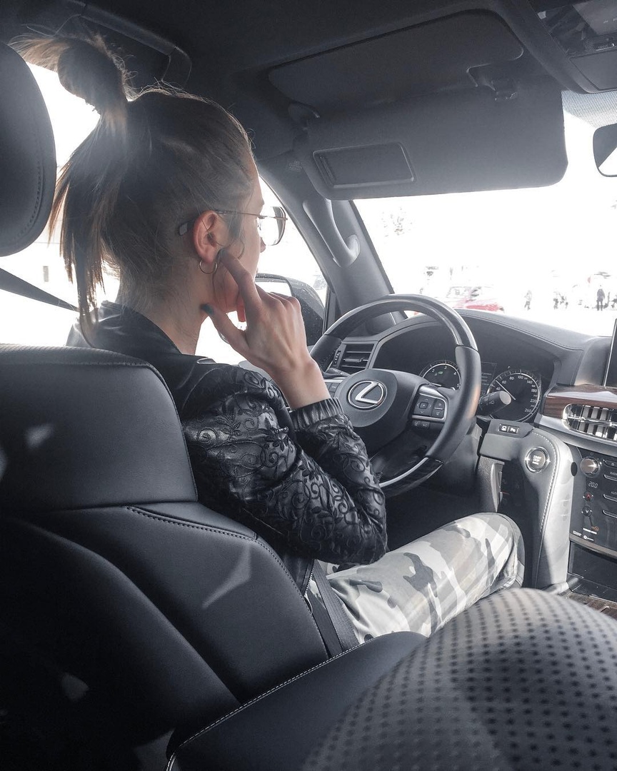 Жительница Коврова Юлия Соловьева далеко не бездельница, у нее своя швейная мастерская, в общем, на жизнь хватает. А вот на мечту о настоящем «Лексусе» - нет. Но пока остальные просто мечтают, эта девушка уже действует, собирая деньги на дорогую машину в соцсетях.