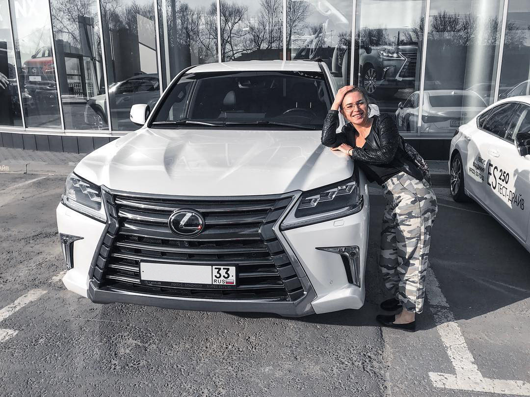 Жительница Коврова Юлия Соловьева далеко не бездельница, у нее своя швейная мастерская, в общем, на жизнь хватает. А вот на мечту о настоящем «Лексусе» - нет. Но пока остальные просто мечтают, эта девушка уже действует, собирая деньги на дорогую машину в соцсетях.