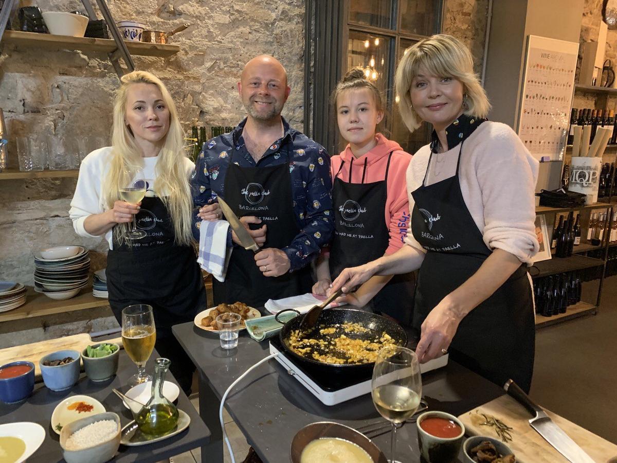 Игорь Воробей и Юлия Меньшова с дочерью в Испании