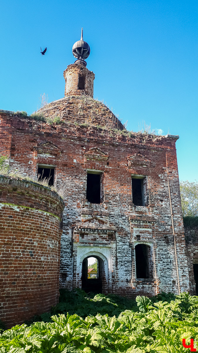 Село Новокаменское существует минимум с 14 века. Здесь стоит очаровательный заброшенный храм в стиле барокко. Он был построен в 1814 году